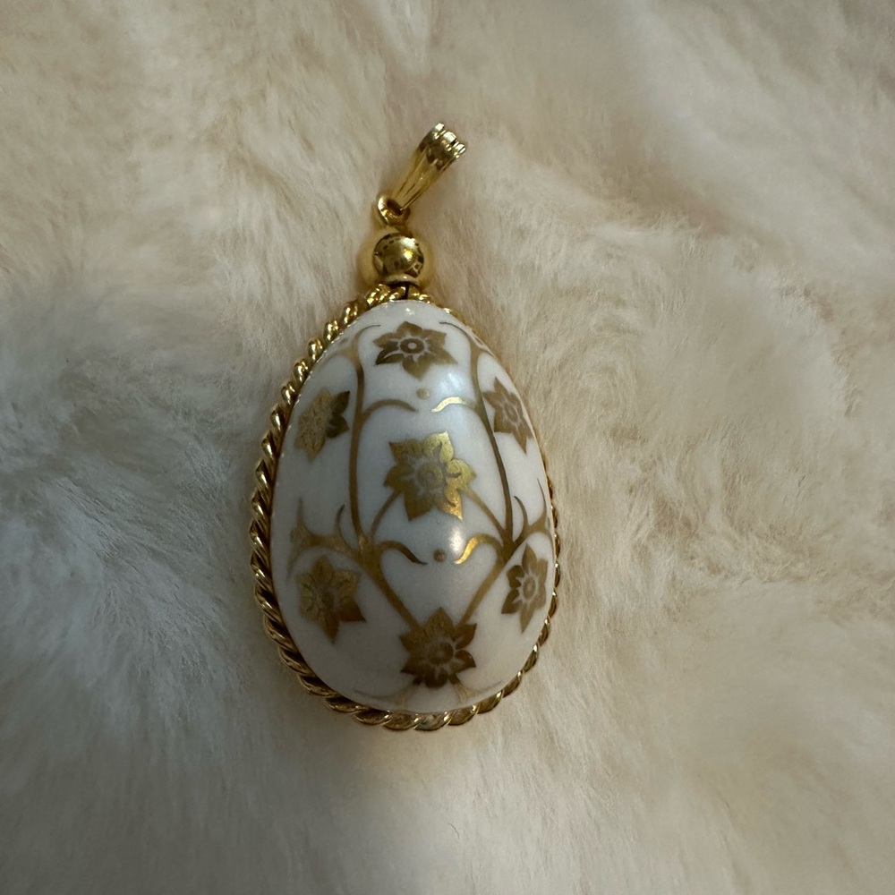 Franklin Mint "Easter Egg"
Pendant 24K Gold Over
Bisque Porcelain - No Chain